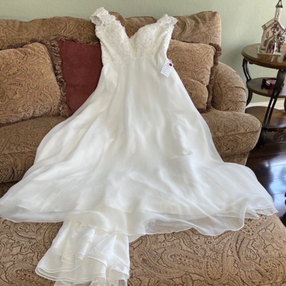 Beautiful Mori Lee Ivory Wedding Dress